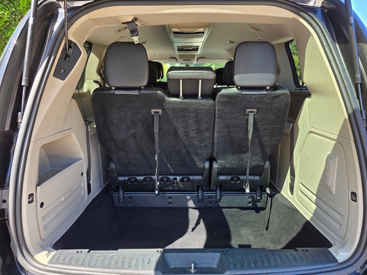 Used 2015 Chrysler Town & Country Touring-L w/ Driver Convenience Group FWD image 39