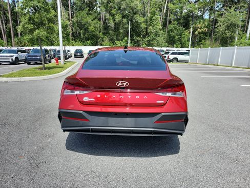 Used 2024 Hyundai Elantra Blue FWD image 4