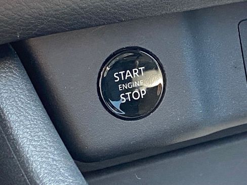 Certified 2025 Nissan Rogue SV FWD image 9