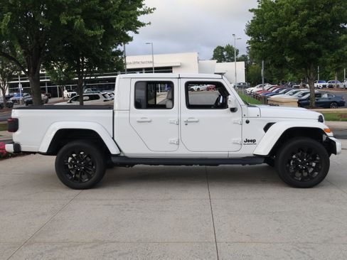 Used 2022 Jeep Gladiator Overland AWD/4WD image 10