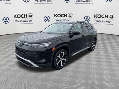 Used 2025 Volkswagen Tiguan SE AWD/4WD image 3
