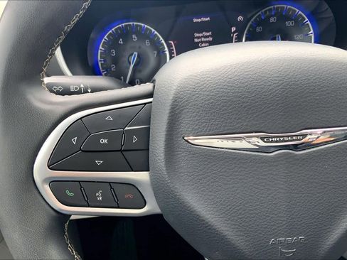 Used 2023 Chrysler Pacifica Touring-L FWD image 24