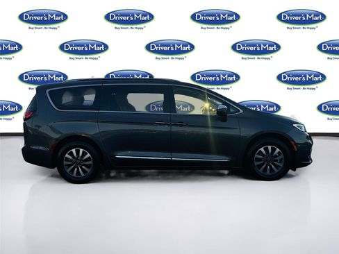 Used 2021 Chrysler Pacifica Limited w/ Uconnect Theater Family Group image 9