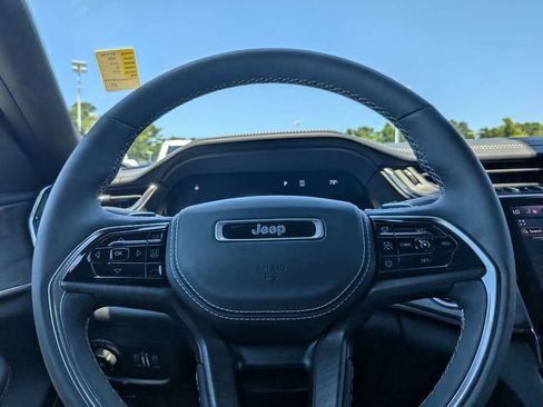 Used 2025 Jeep Grand Cherokee Overland w/ Luxury Tech Group IV AWD/4WD image 28