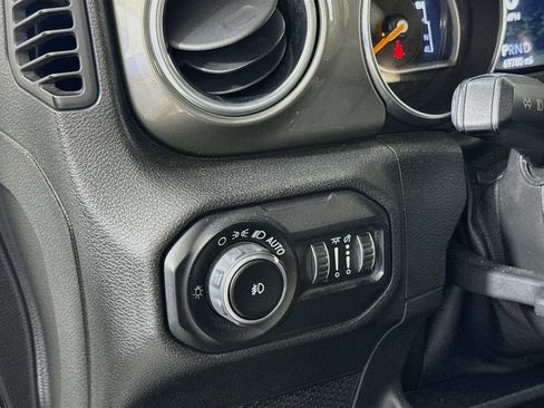 Used 2021 Jeep Wrangler Unlimited Sahara AWD/4WD image 10