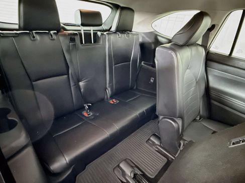 Used 2021 Toyota Highlander XLE AWD/4WD image 29