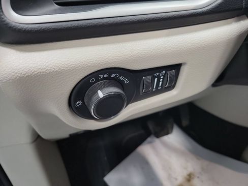 Used 2023 Chrysler Voyager LX FWD image 38