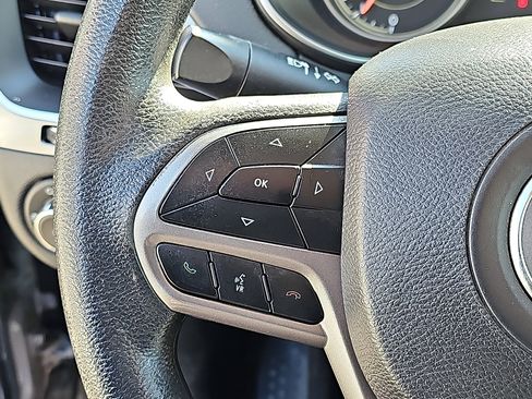 Used 2019 Jeep Cherokee Latitude w/ Popular Appearance Group image 20