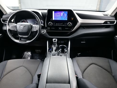 Used 2024 Toyota Highlander LE image 18