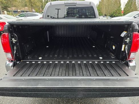 Used 2018 Toyota Tacoma TRD Off-Road image 14