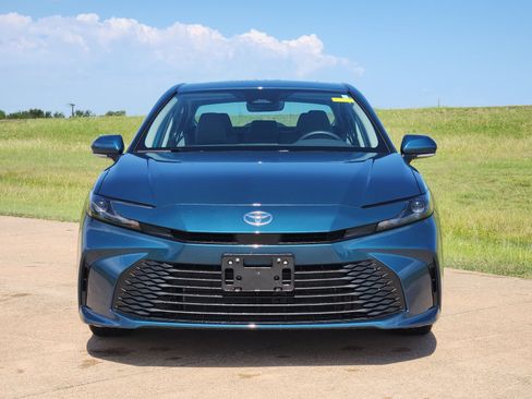Used 2025 Toyota Camry LE w/ Convenience Package FWD image 6