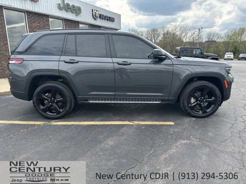 Used 2025 Jeep Grand Cherokee Limited w/ Luxury Tech Group II AWD/4WD image 6