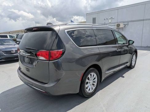 Used 2019 Chrysler Pacifica Touring-L FWD image 3