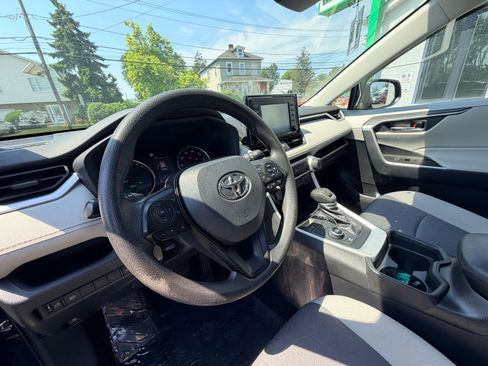 Used 2021 Toyota RAV4 XLE w/ Convenience Package AWD/4WD image 22