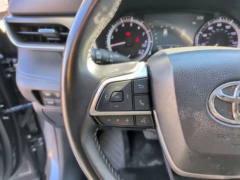 Used 2024 Toyota Highlander XLE image 17