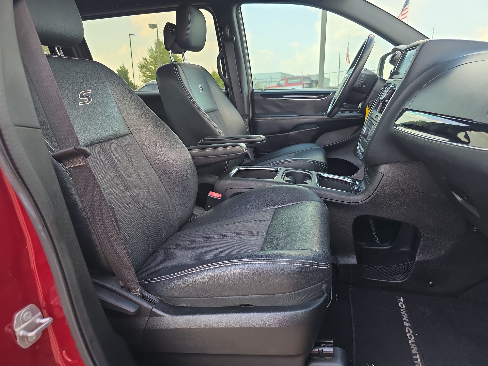Used 2016 Chrysler Town & Country S FWD image 17
