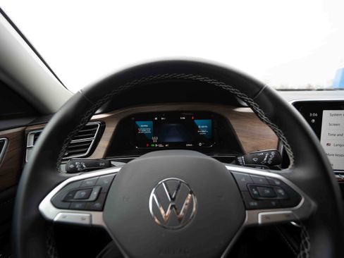 Used 2025 Volkswagen Atlas SE image 15