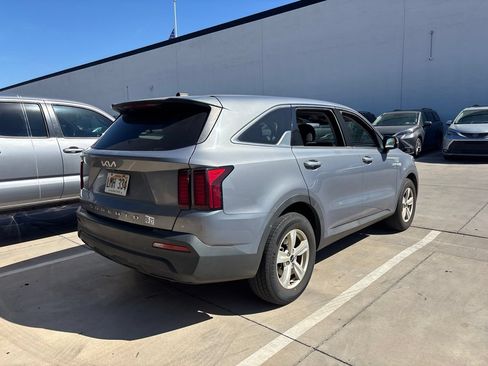 Used 2022 Kia Sorento LX FWD image 2