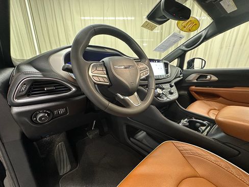 Used 2025 Chrysler Pacifica Pinnacle image 27