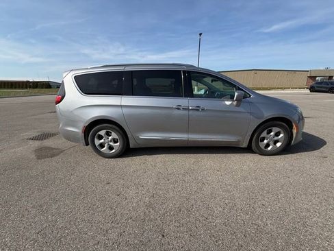 Used 2017 Chrysler Pacifica Touring-L Plus image 4