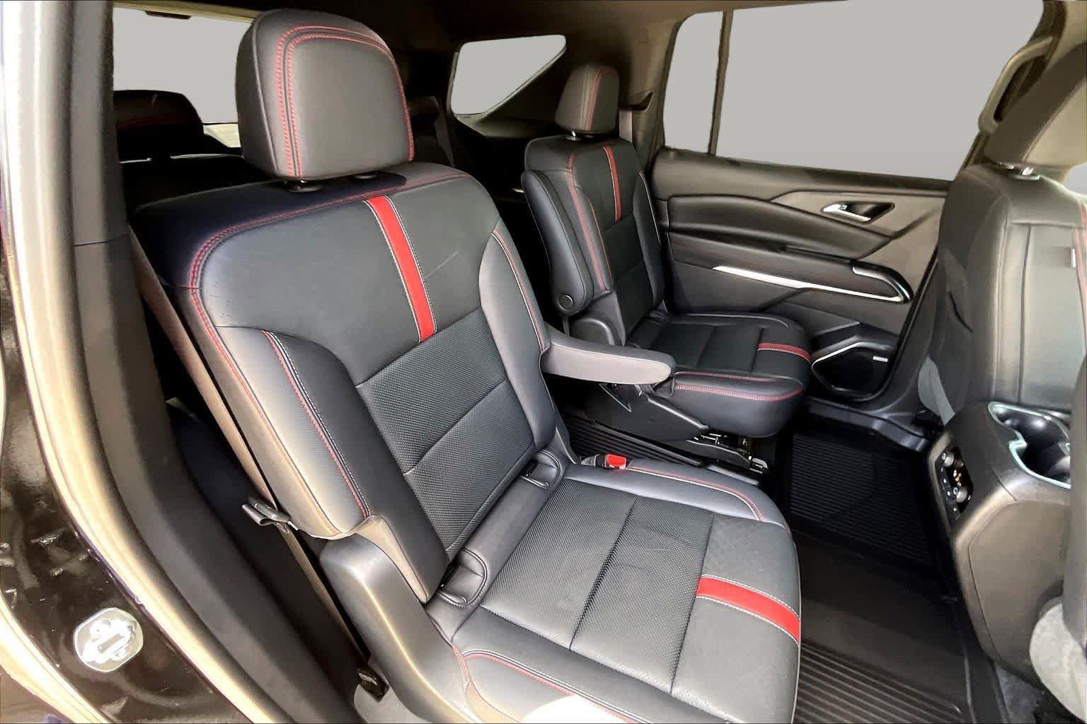 Used 2024 Chevrolet Traverse RS FWD image 19