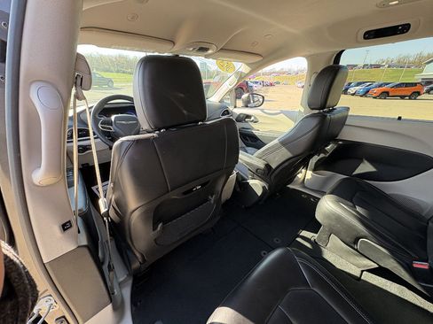 Used 2023 Chrysler Pacifica Touring-L FWD image 18