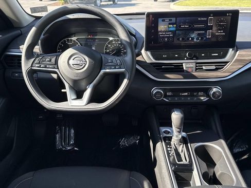 Used 2025 Nissan Altima 2.5 SV w/ SV Special Edition Package FWD image 3