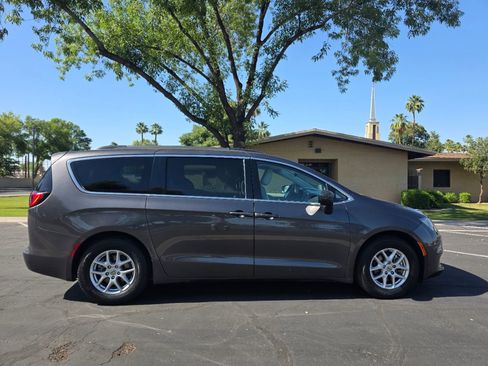 Used 2021 Chrysler Voyager Lxi FWD image 3