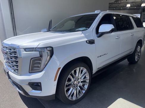 Used 2026 GMC Yukon XL Denali w/ Denali Reserve Package AWD/4WD image 3
