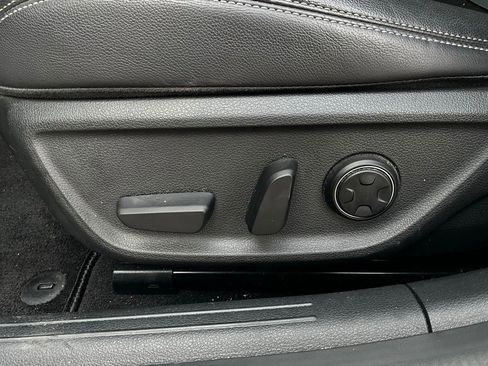 Used 2025 Genesis G70 2.5T image 11