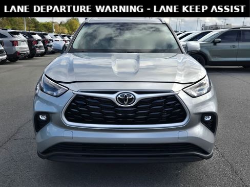 Used 2024 Toyota Highlander XLE image 2