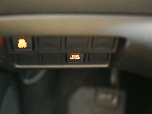 Used 2018 Nissan Pathfinder SV image 42