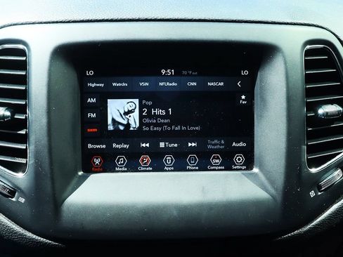 Used 2019 Jeep Compass Latitude FWD image 46