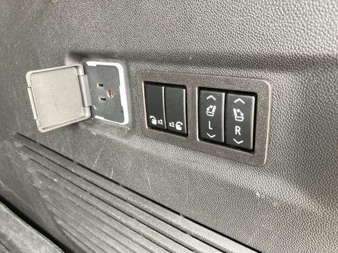 Used 2023 GMC Yukon XL Denali Ultimate AWD/4WD image 21
