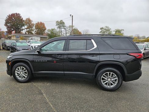 Used 2023 Chevrolet Traverse LT image 2