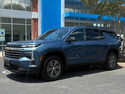 Used 2025 Chevrolet Traverse LT FWD image 1