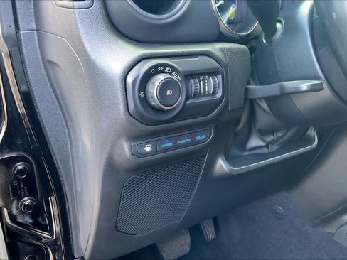 Used 2022 Jeep Wrangler Unlimited Sahara w/ Cold Weather Group AWD/4WD image 31
