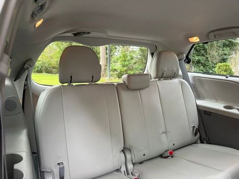 Used 2013 Toyota Sienna XLE w/ Premium Pkg image 29