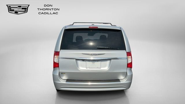 Used 2012 Chrysler Town & Country Touring w/ Entertainment Group #1 FWD image 4