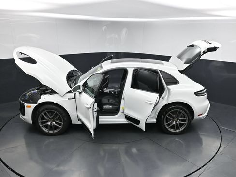 Used 2025 Porsche Macan AWD/4WD image 31