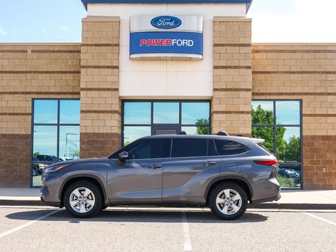 Used 2022 Toyota Highlander LE image 9