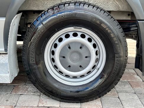 Used 2014 Freightliner Sprinter 2500 image 9