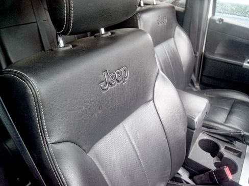 Used 2010 Jeep Liberty Limited w/ Tire & Wheel Group image 9