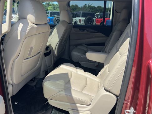 Used 2019 Cadillac Escalade ESV Luxury AWD/4WD image 17