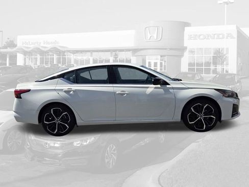Used 2025 Nissan Altima 2.5 SR FWD image 8