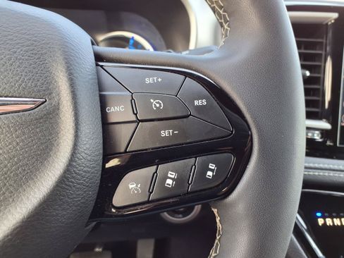 Used 2024 Chrysler Pacifica Limited FWD image 11