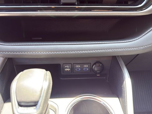 Used 2022 Toyota Highlander XLE AWD/4WD image 28