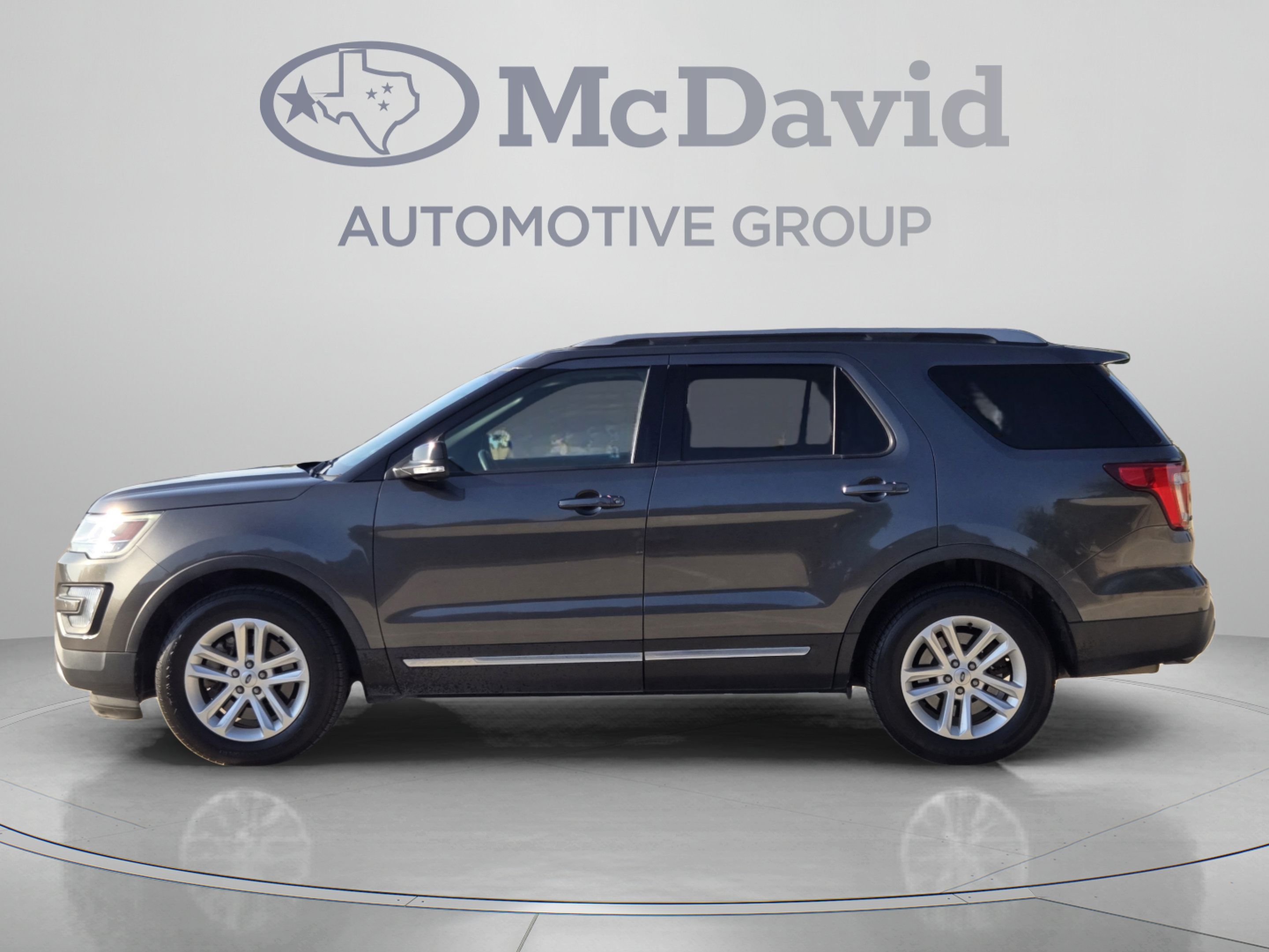 Used 2017 Ford Explorer XLT FWD image 2