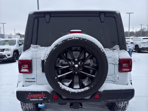 Used 2022 Jeep Wrangler Unlimited Sahara w/ Cold Weather Group image 7