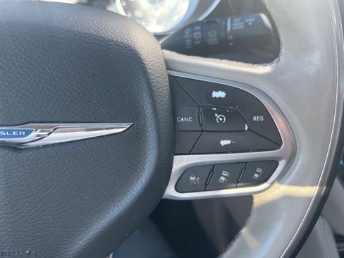 Used 2021 Chrysler Pacifica Limited AWD/4WD image 9